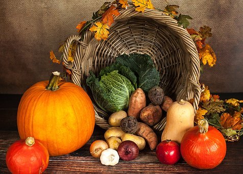 To celebrate Thanksgiving, some families choose to decorate their  households with fruits and vegetables.