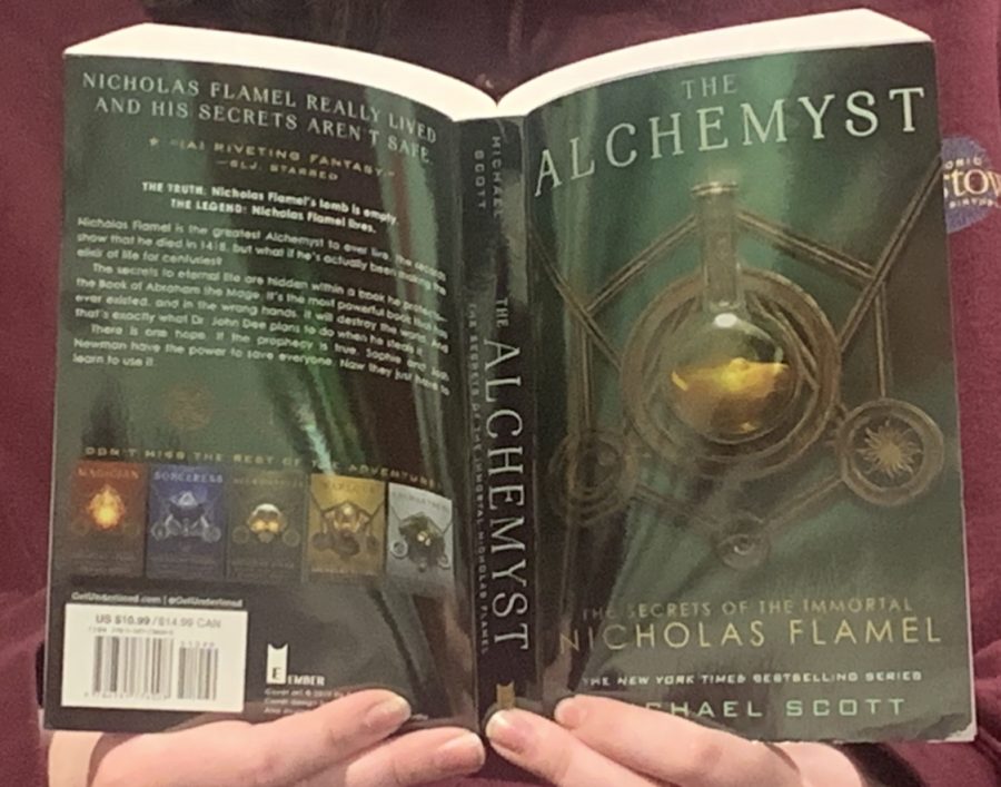 The+Alchemyst%3A+The+Secrets+of+the+Immortal+Nicholas+Flamel+book+cover+from+Delacorte+Press.+Art+by+Michael+Wagner