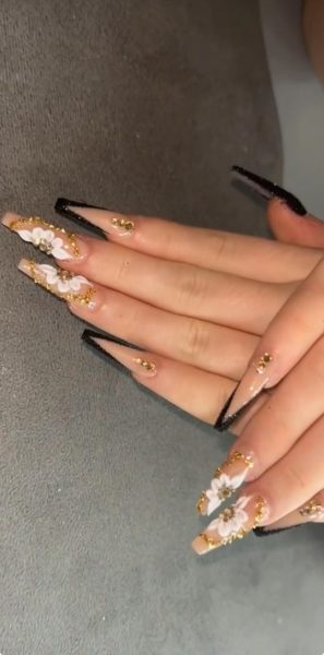 A glamorous set of nails painted by Ximena Arellano.