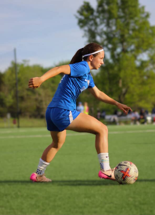 Gracie Bobak maneuvers her way down the field.