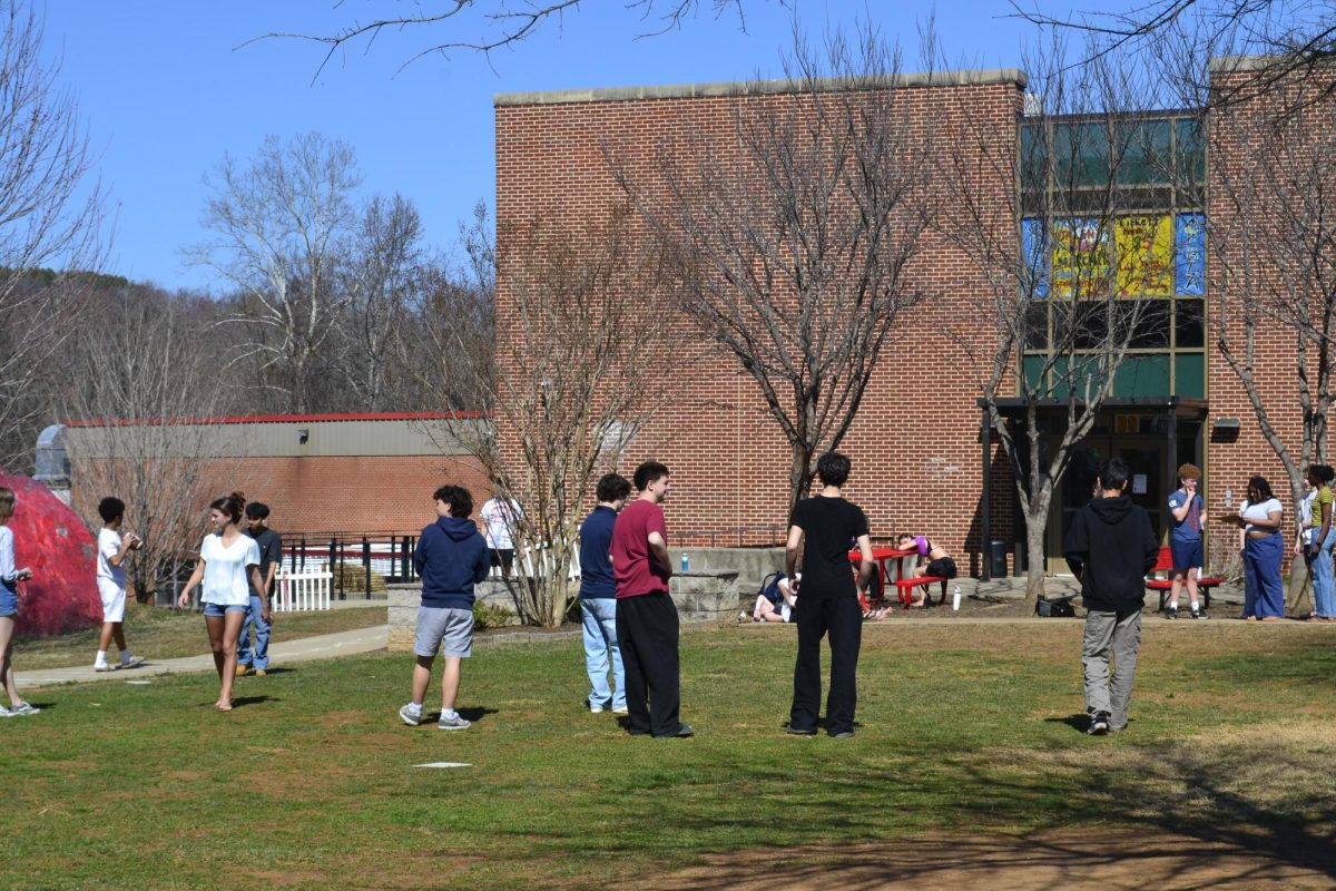 Students enjoying the nice spring weather, preparing for the new season.